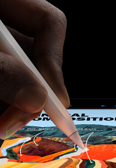 Primer plano de un Apple Pencil en una mano, dibujando en la pantalla de un iPad.