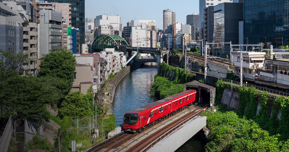 Scènes du métro de Tokyo montrant des trains traversant des ponts, des opérations quotidiennes et des travaux d’entretien.