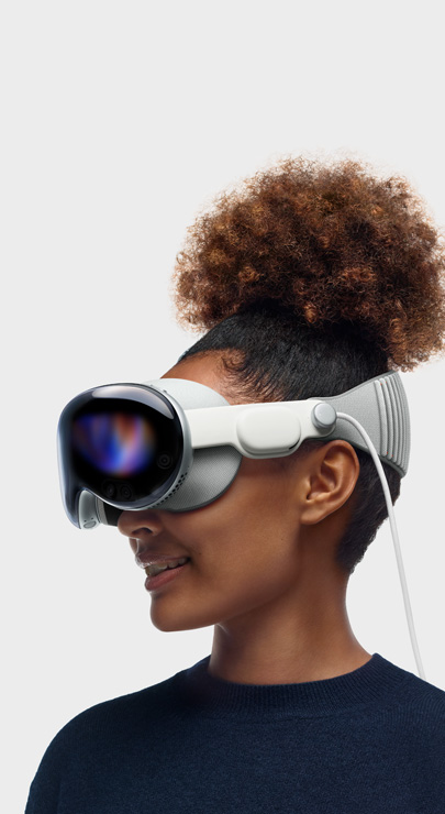 Apple Vision Proを装着した職員がコンテンツを見ながら笑顔を浮かべている