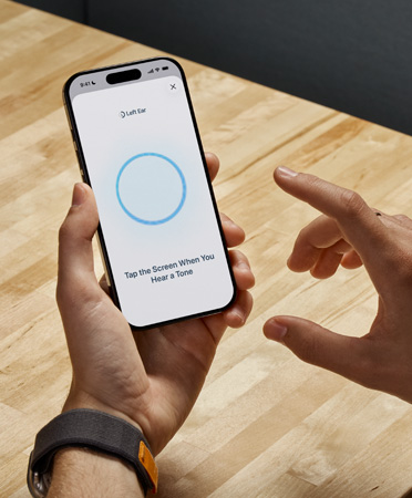 一個人正在 iPhone 上進行聽力測試