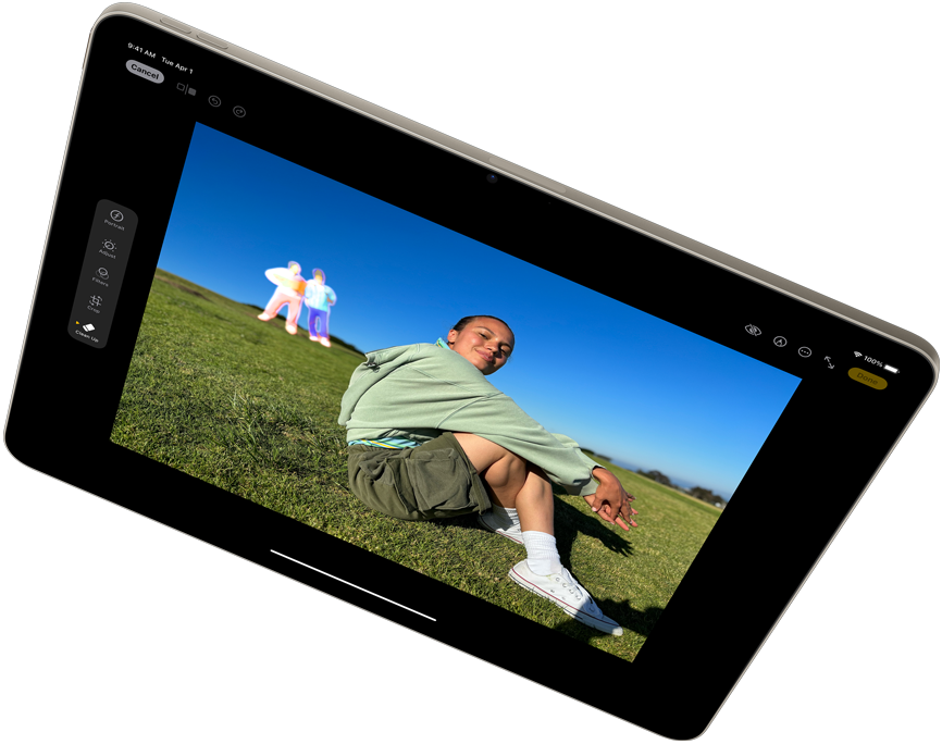 iPad Air en mode paysage présentant Apple Intelligence avec l’outil Correction de l’app Photos