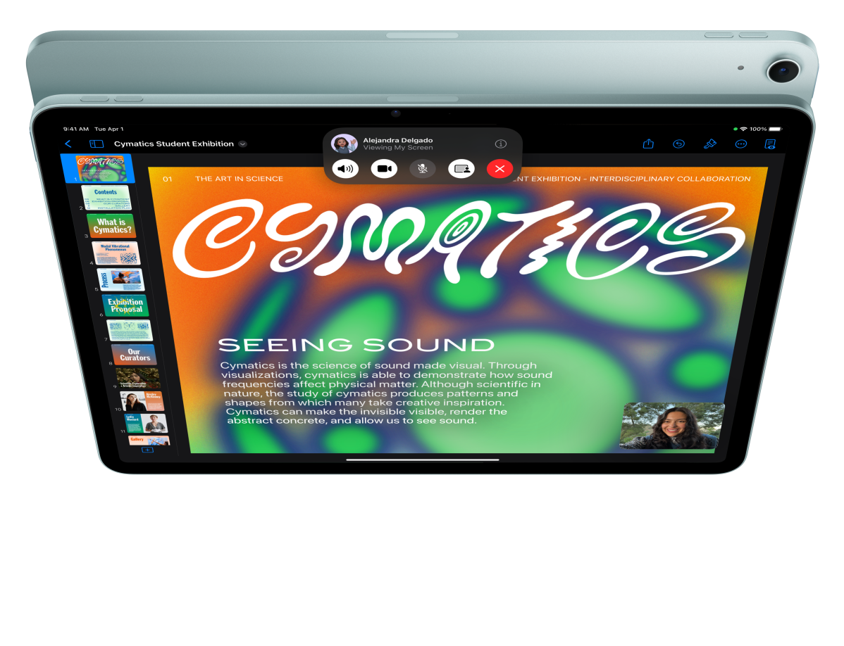 iPad Air, vu de face, la personne utilisatrice est sur FaceTime et en train de consulter Keynote, un autre iPad Air vu de dos est en arrière-plan