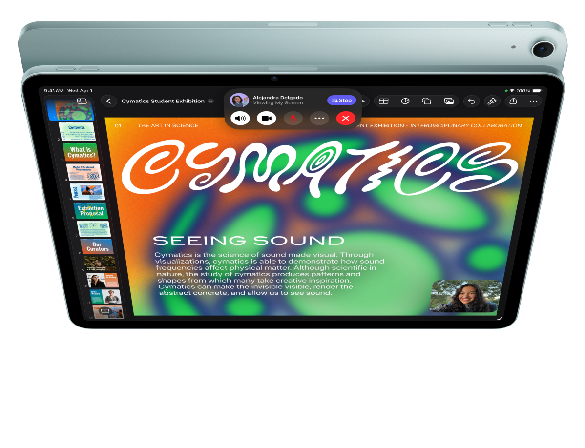 iPad Air sedd framifrån, användaren är i ett FaceTime-samtal och tittar på Keynote, bakom syns baksidan på en annan iPad Air