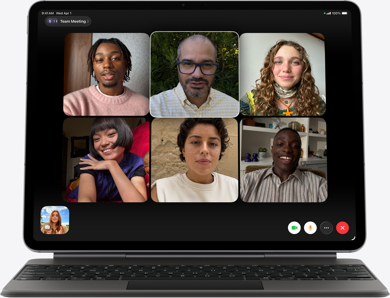 iPad Air, sedd framifrån, Magic Keyboard, svart, FaceTime-samtal på skärmen, flera deltagare syns