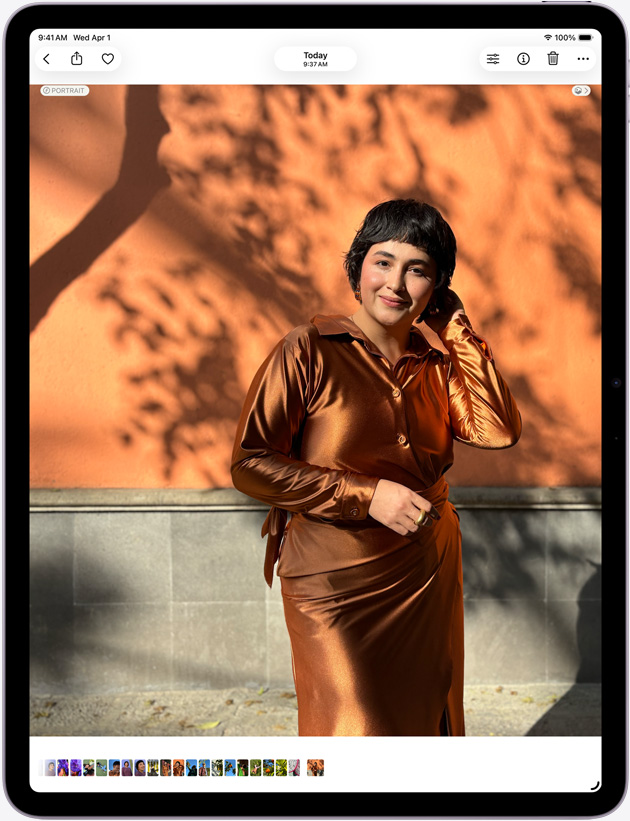 En 13-tums iPad Air sedd framifrån med appen Bilder på Liquid Retina-skärmen