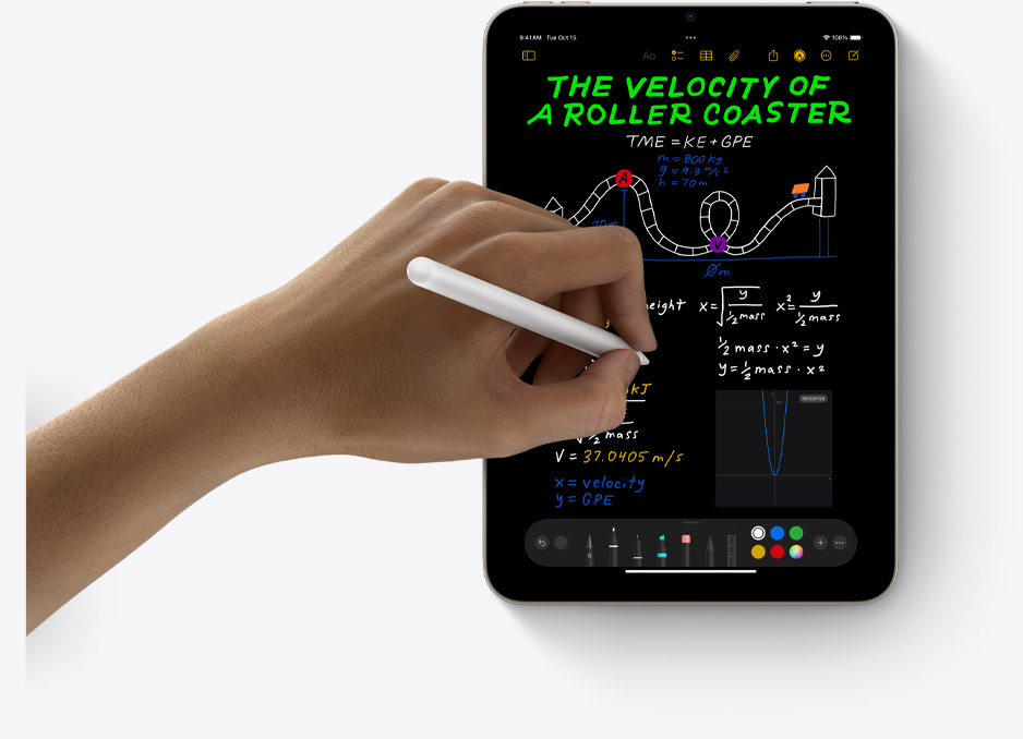 iPad mini i stående läge med en användares hand som använder Apple Pencil Pro med Matematikanteckningar.