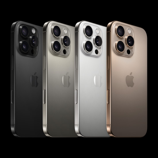 Tampilan belakang iPhone 16 Pro, dalam empat warna, Titanium Hitam, Titanium Alami, Titanium Putih, dan Titanium Gurun.
