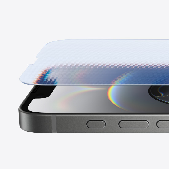 Vista lateral del Ceramic Shield sobre un iPhone 16e blanco y el Botón de Acción.