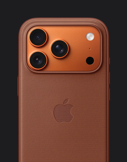 宇宙橙色 iPhone 17 Pro 機身背面，搭配橙色 MagSafe 科技織紋保護殼