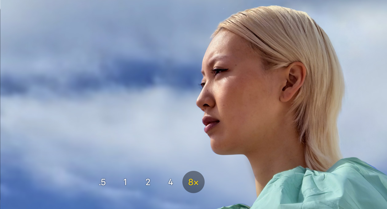 iPhone 17 Pro 相機 app，展示 0.5 倍、1 倍、2 倍、4 倍與 8 倍光學變焦，其中已選取 8 倍