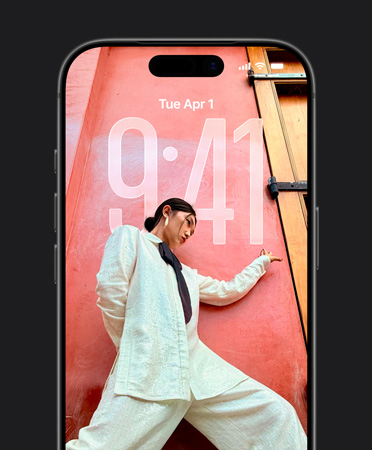 Egy iPhone zárolási képernyője a háttérfotó tárgyához alkalmazkodó időkijelzéssel.