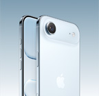 天藍色 iPhone Air，機身斜背面展示上方擴展平台處的融合主相機系統、相機控制按鈕，機身正面展示全螢幕設計、動作和音量按鈕