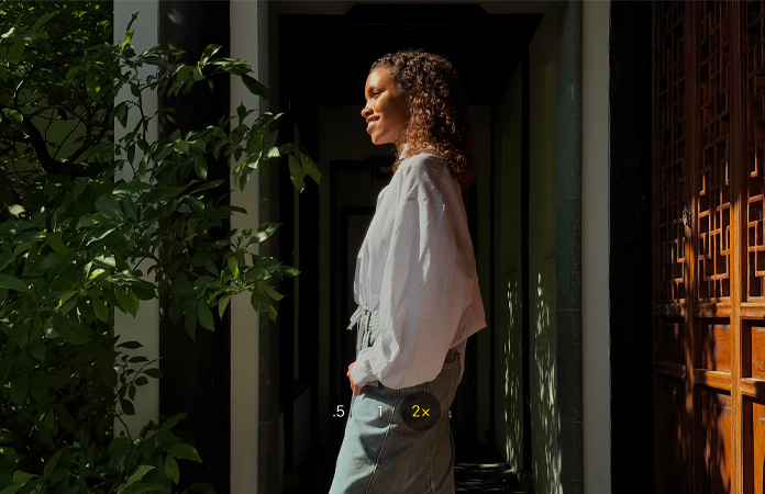 Foto de uma mulher com o recurso da câmera teleobjetiva de 2x