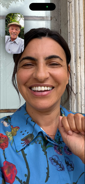 Tela do iPhone 17 mostrando o Palco Central para chamadas de vídeo com duas amigas conversando