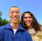 O recurso Palco Central para fotos em uso destaca os rostos de três pessoas