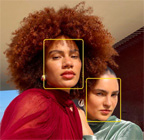 O recurso Palco Central para fotos em uso destaca os rostos de três pessoas