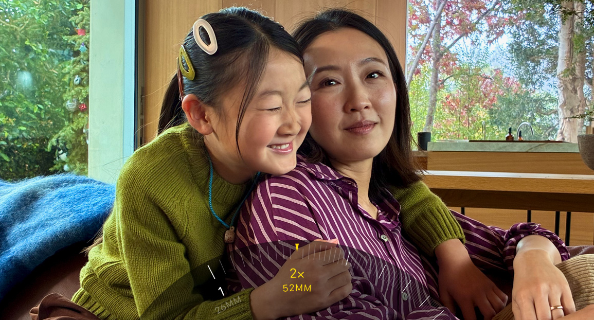 Funktionen 2× tele används för att zooma in två personer som kramas