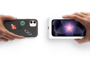 Sida vid sida, hand som håller en iPhone 11 i ett silikonskal med klistermärken på baksidan, inbyte med hand som håller en ny iPhone-förpackning till iPhone 17e