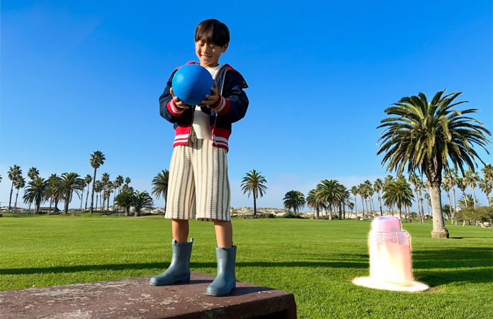 Verktyget Snygga till används och markerar en soptunna som ska tas bort från en bild