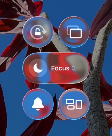 En färgstark hemskärm på iPhone som visar genomskinliga appar och widgetar i Liquid Glass