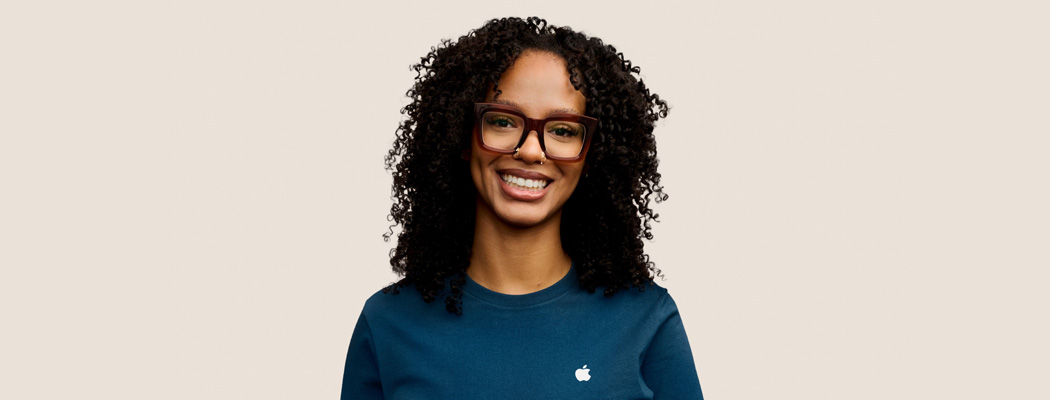 Spécialiste Apple affichant un sourire invitant