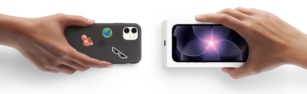 Två händer sida vid sida, hand som håller en iPhone 11 i ett silikonskal med klistermärken på baksidan, inbyte med hand som håller en ny iPhone 17e i sin förpackning