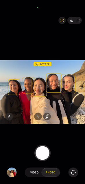 iPhone Air 正面螢幕畫面,展示使用拍照人物居中功能的團體自拍