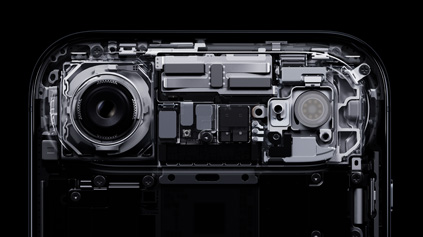 iPhone Air，展示擴展平台處的內部元件，包括融合主相機、相機閃光燈、晶片