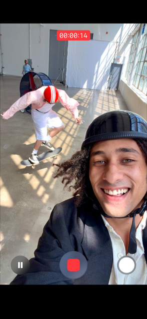 iPhone Air, parte frontal, funcionalidad para grabar video ultraestabilizado en uso, grabación de una escena de acción