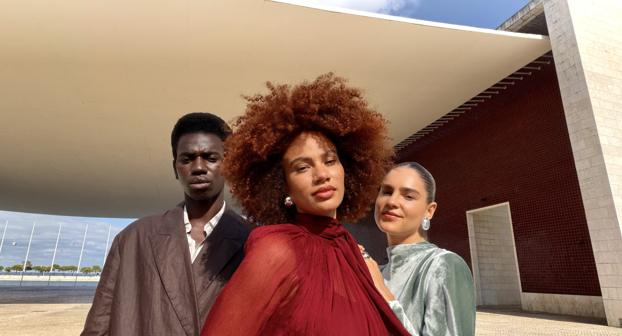 App Cámara del iPhone Air, funcionalidad Center Stage para fotos con una selfie de tres personas