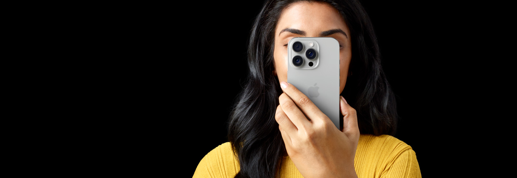 Una persona sujeta un iPhone 16 Pro delante de su cara.