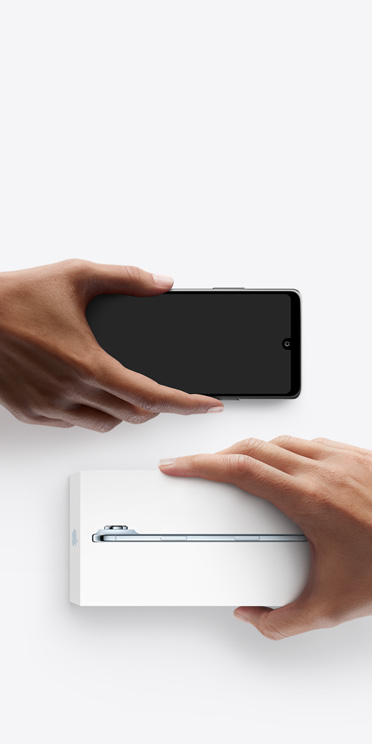 Dos manos intercambian teléfonos. Un Android a la izquierda sin caja y a la derecha un iPhone Air nuevo en su caja.