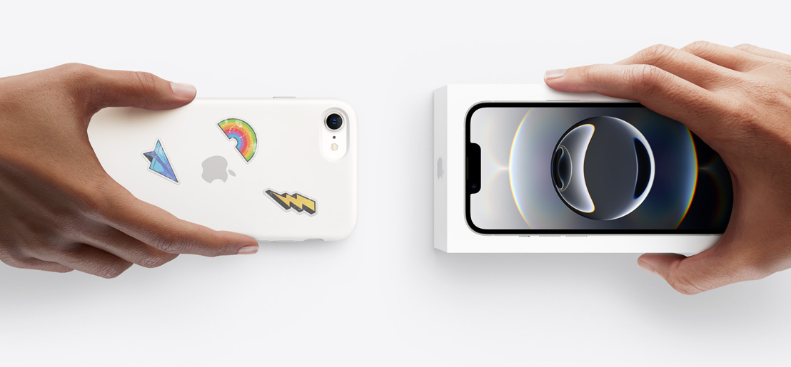 Dos manos intercambian un iPhone 16e con funda de silicona y pegatinas en la parte trasera por un nuevo iPhone 17 en su caja.