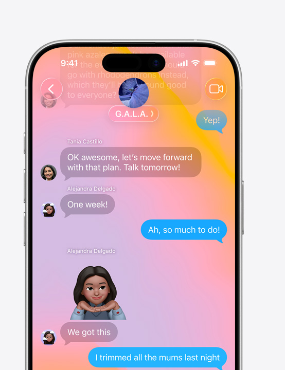 Écran d’iPhone avec Messages et design Liquid Glass