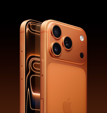 iPhone 17 Pro en acabado naranja cósmico, parte delantera que muestra parcialmente la pantalla, parte lateral que muestra el botón Acción, los botones de volumen y el botón lateral, parte trasera que muestra el sistema de cámaras Pro en la esquina superior izquierda.