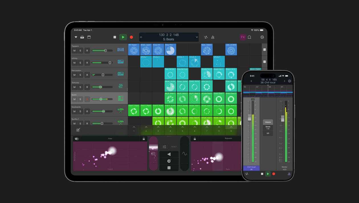Un iPad et un iPhone côte à côte, l’écran de l’iPad montre l’espace de travail Logic Pro avec des instruments logiciels, l’écran de l’iPhone montre les commandes pour la voix et le master