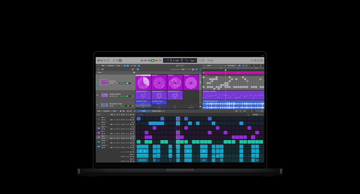 L’écran d’un MacBook Pro 16 pouces montre la table de mixage de Logic Pro, où des carrés violets et roses représentent des sons et des couches sonores, et des outils de création de rythmes affichent des blocs de différentes couleurs représentant des instruments à percussion.