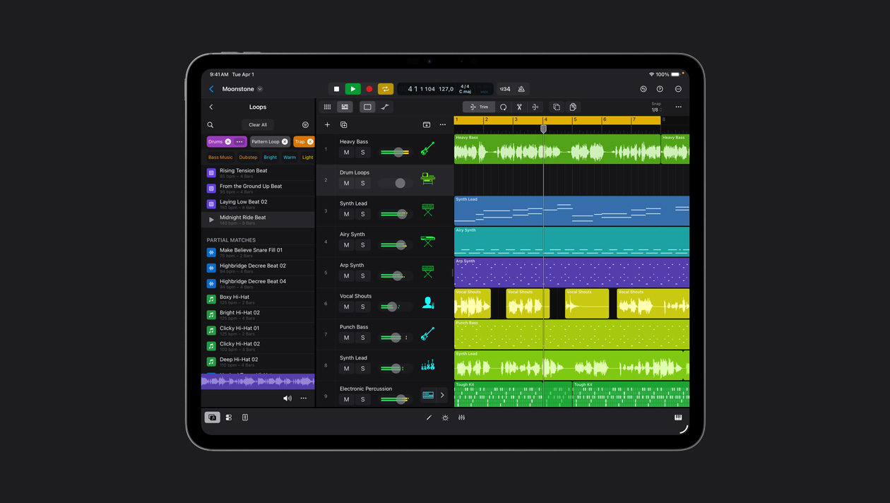 Écran d’un iPad Pro 13 pouces montrant l’espace de travail Logic Pro, panneau de boucles à gauche, rangées d’ondes sonores de différentes couleurs