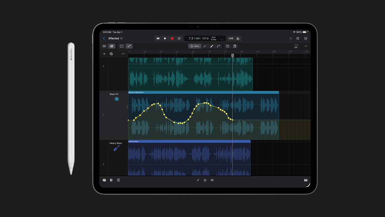 Écran d’un iPad Pro 13 pouces montrant l’espace de travail, trait dessiné sur une onde sonore dans Logic Pro, un Apple Pencil posé à gauche de l’appareil