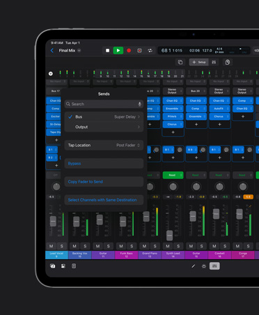 Écran d’un iPad Pro 13 pouces montrant l’espace de travail pour le mixage avec des couches d’ondes sonores et divers boutons et réglages en bas
