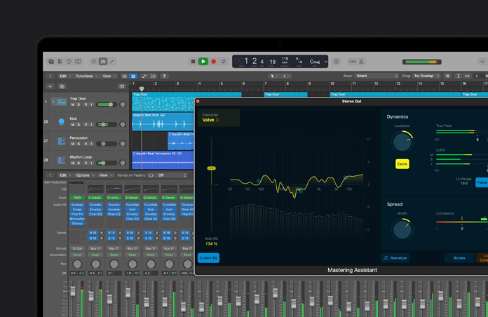 Écran d’un MacBook Pro 16 pouces montrant des couches d’ondes sonores, fenêtre Mastering Assistant ouverte, divers boutons et réglages en bas