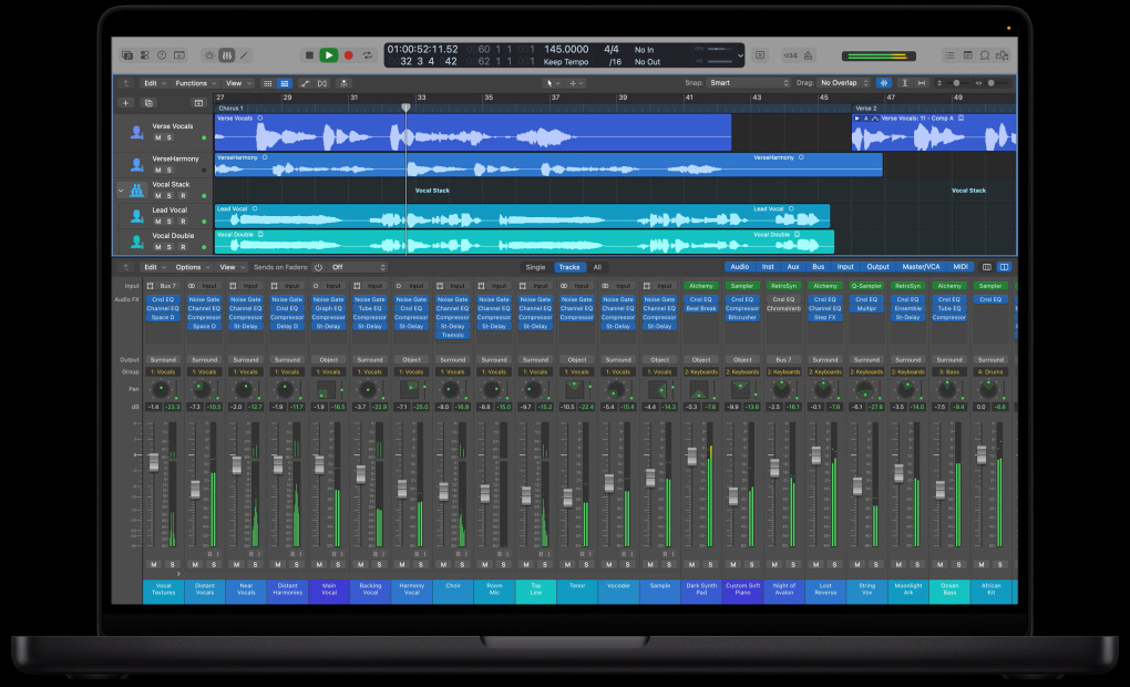 Écran d’un MacBook Pro 16 pouces montrant l’espace de travail pour le mixage avec des couches d’ondes sonores et divers boutons et réglages en bas