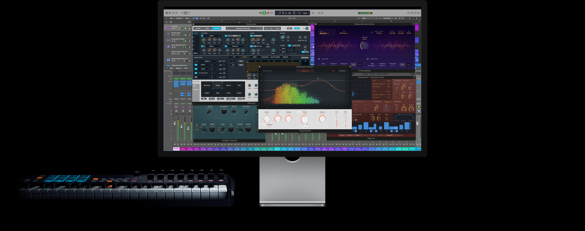 Écran Studio Display, montrant des commandes de Logic Pro, clavier posé en bas à gauche