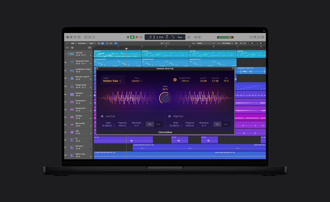Écran d’un MacBook Pro 16 pouces montrant ChromaGlow, fenêtre Anastasia: Warm It Up, réglages du modèle, du style, Ignorer en dessous, des niveaux d’entrée et de sortie et du mix