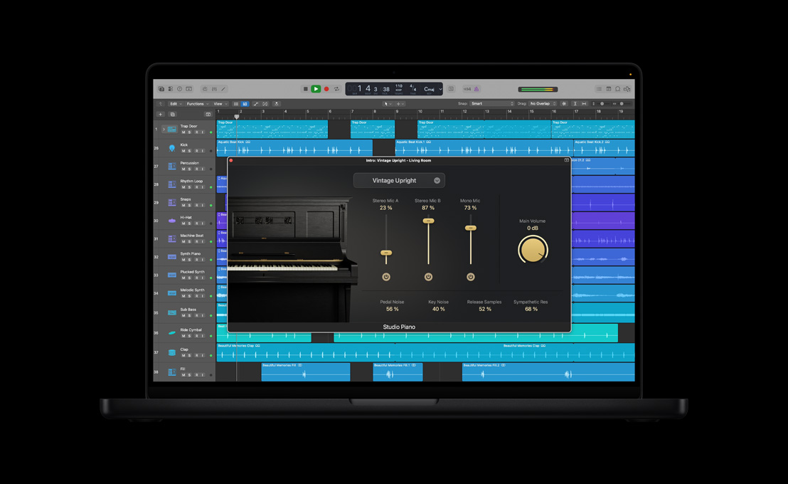Écran d’un MacBook Pro 16 pouces montrant Piano de studio, fenêtre Intro: Vintage Upright - Living Room avec un piano noir à gauche, boutons et commandes