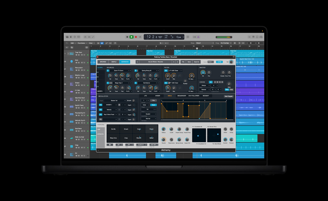 Écran d’un MacBook Pro 16 pouces montrant Alchemy, fenêtre Pulsing Techno Bass: Ricochet, commandes et effets avancés