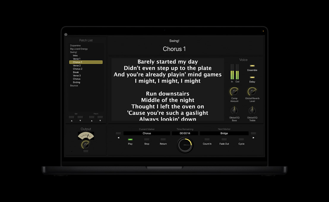 Écran MacBook Pro 16 pouces montrant le panneau de la liste des patchs à gauche, les paroles du refrain 1 au centre, les paramètres de la voix à droite, les sections pour la sortie, le marqueur actuel, le temps restant et le prochain marqueur en bas