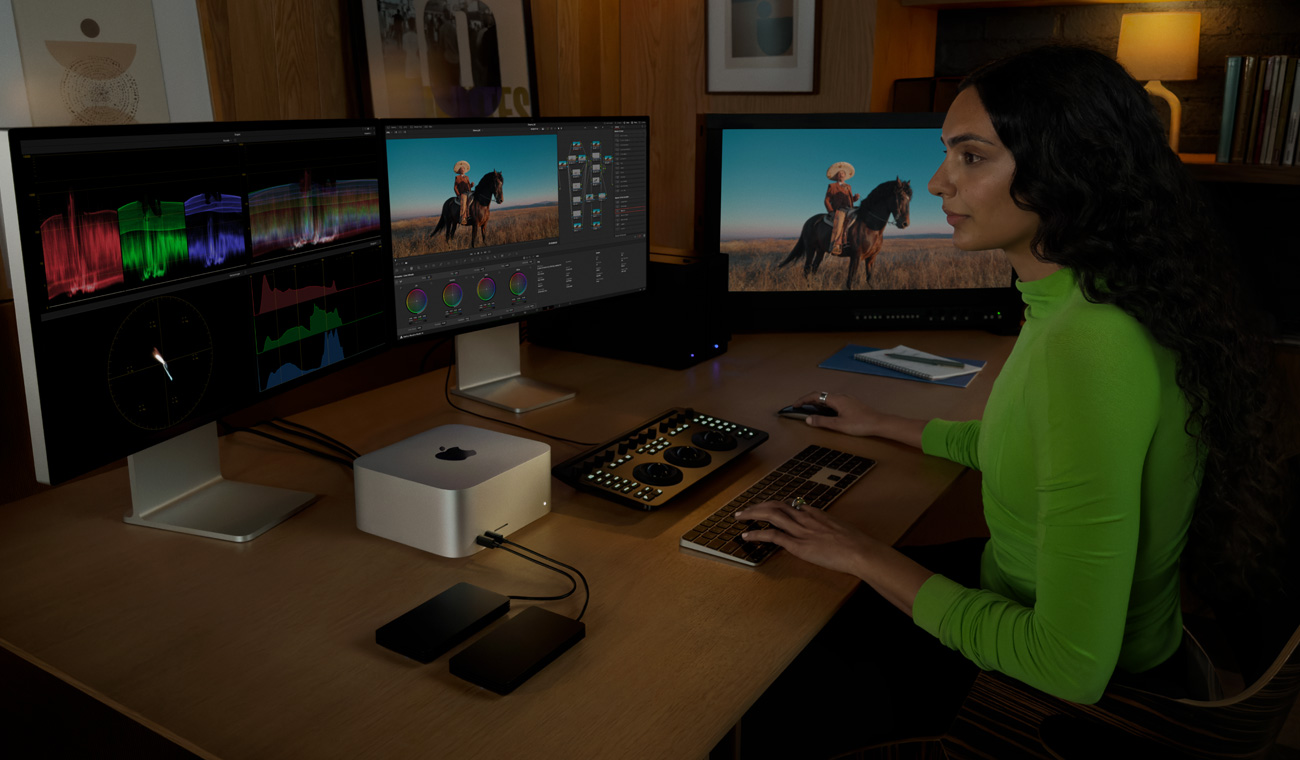 Profesjonalistka połączona z komputerem Mac Studio. Miksuje muzykę w aplikacji DaVinci Resolve Studio, korzystając z trzech wyświetlaczy