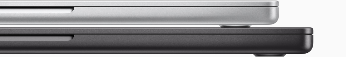 Vista frontal de dois portáteis Mac fechados, um colocado em cima do outro, para mostrar a diferença de tamanhos.