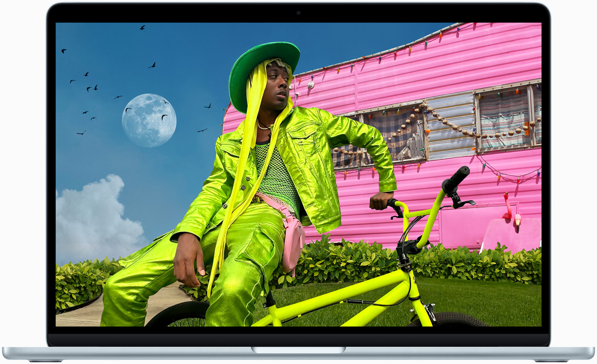 Ekran MacBooka Air z widocznym zdjęciem osoby w kolorowych ubraniach, demonstrujący zakres kolorów i rozdzielczość wyświetlacza Liquid Retina